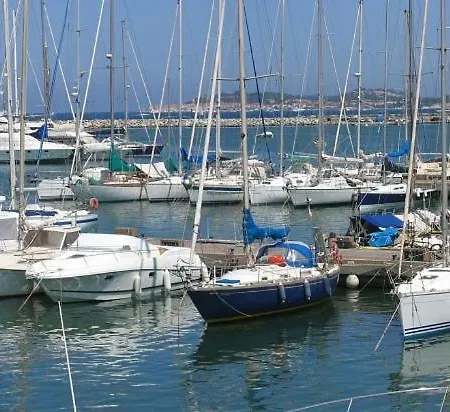 En Bord De Mer, Dans Une Marina Face A St Tropez * Cogolin