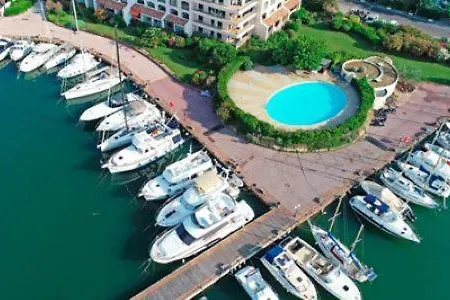 En Bord De Mer, Dans Une Marina Face A St Tropez *